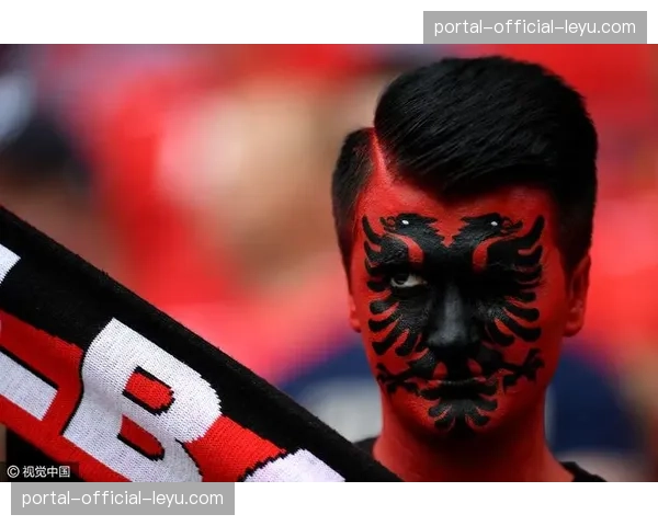 莱切俱乐部为迎接大量阿尔巴尼亚裔球迷，在主场增设阿尔巴尼亚语导览与服务标识